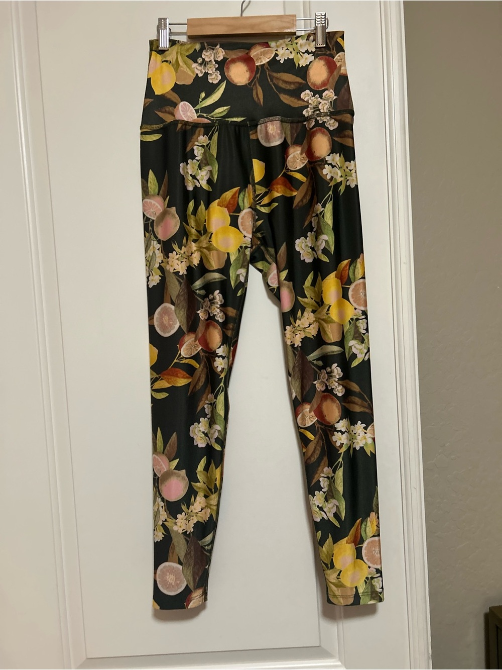 🍑🍋🧘🏽‍♀️Like New 🍋🍑Lemon Squeeze Beyond Yoga Floral & Citrus Leggings🧘🏽‍♀️🍑🍋